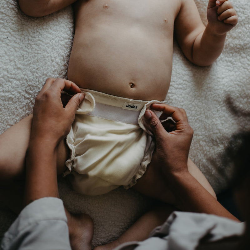 Judes avvolgere il pannolino del bambino sotto l’ombelico