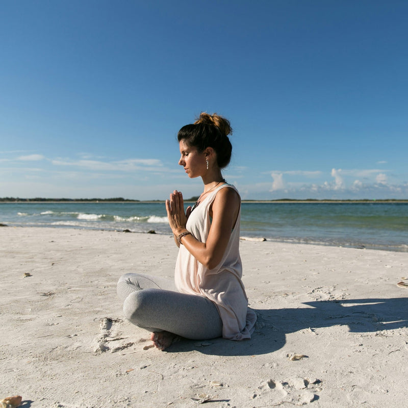 Judes embarazada en la playa mar yoga prenatal cielo azul
