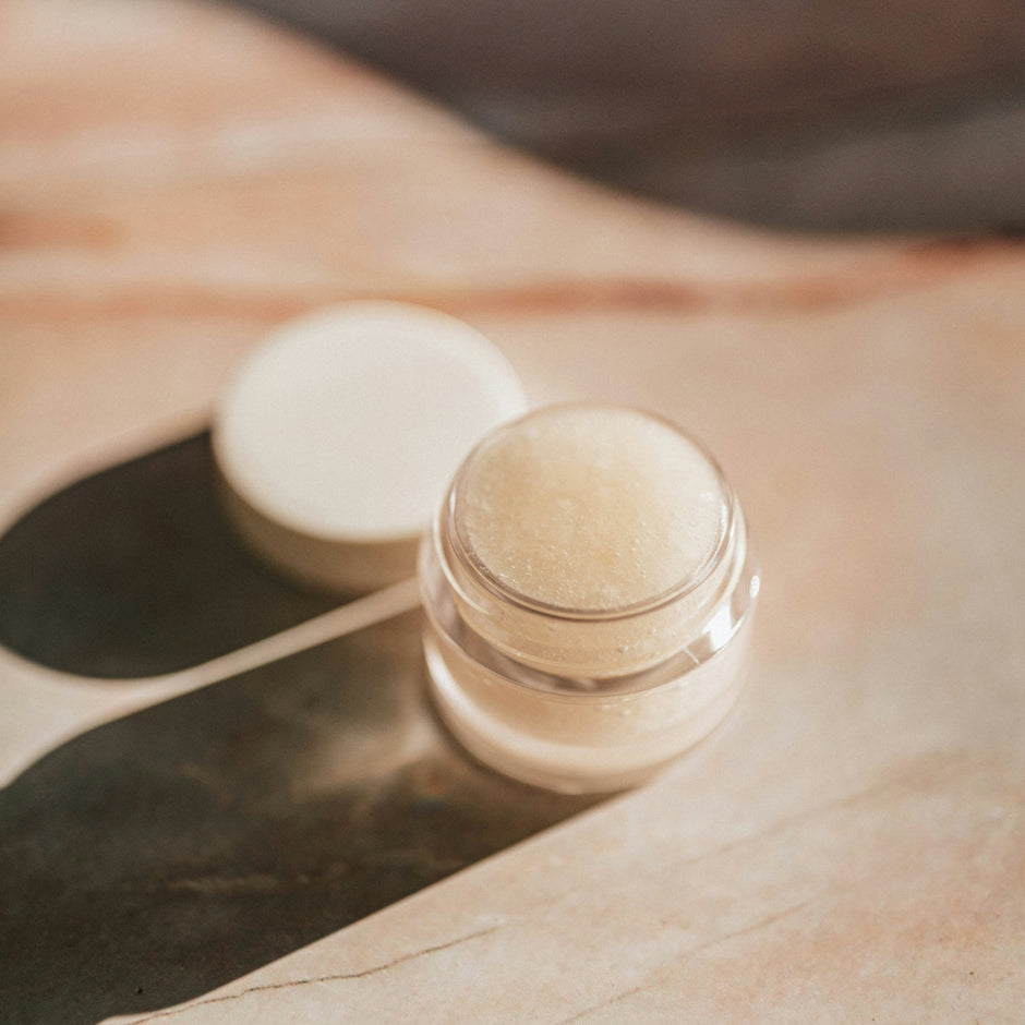 Pot de crème Judes sur la table préparer soi-même sa crème pour le change