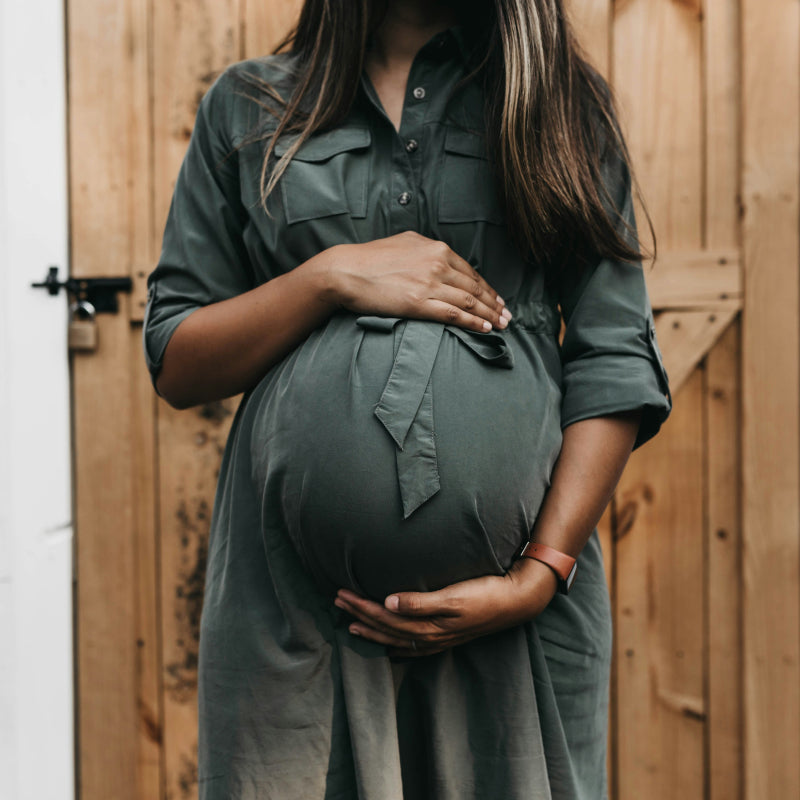 Embarazo ecológico de Judes, barriga de embarazada con vestido verde