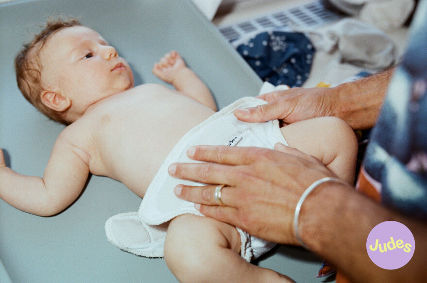 Baby wird mit Judes Stoffwindel gewickelt.