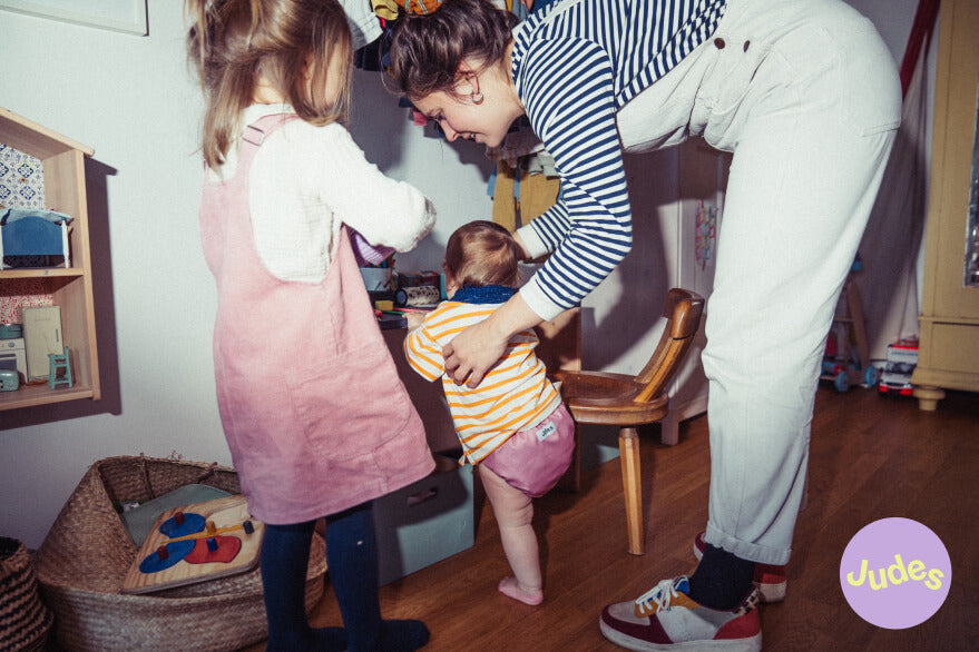 Mutter mit Baby das Stoffwindel trägt.